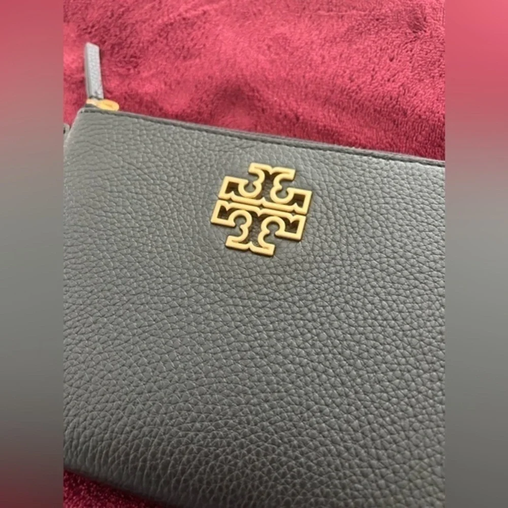TORY BURCH• BRITTEN LARGE‎ ZIP POUCH WRISTLET